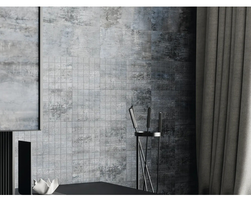 Modern rumsvy med väggplattor i mosaiklook och gardin