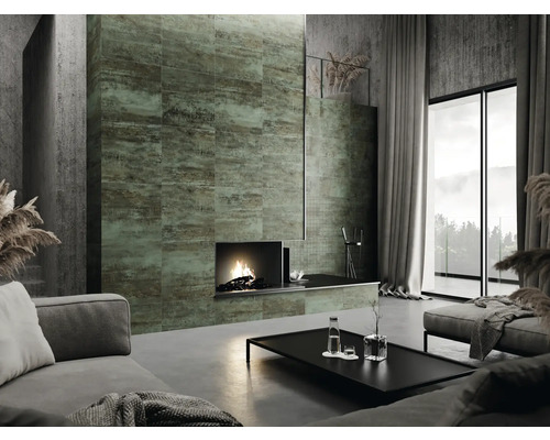 Modernt vardagsrum med kakelvägg och öppen spis