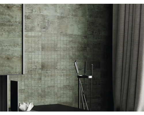 Väggdekoration med mosaikplattor och keramiska plattor i interiören