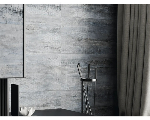 Väggdesign med rektangulära plattor i stenlook och gardin