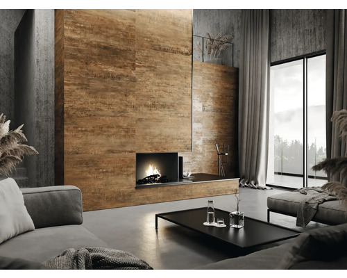 Vardagsrum med soffa, soffbord, öppen spis och kakelvägg