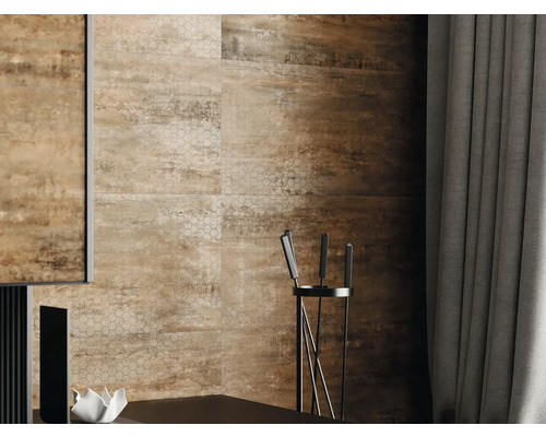 Väggdekoration med keramiska plattor i träutseende och sexkantiga mönster.