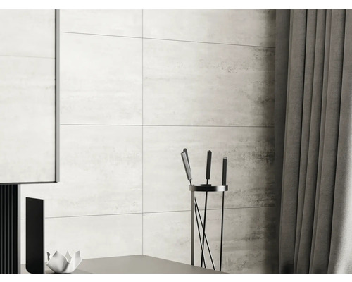 Väggkakel i badrum med gardiner och eldstadsredskap