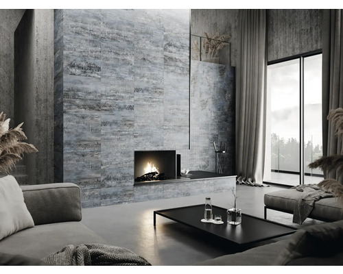 Vardagsrum med soffa, soffbord, öppen spis och väggplattor i modern design.