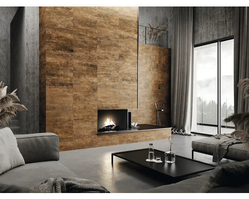 Vardagsrum med kakelvägg, öppen spis och moderna möbler.