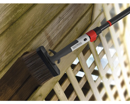 Trästaket målas med platt pensel och teleskopskaft