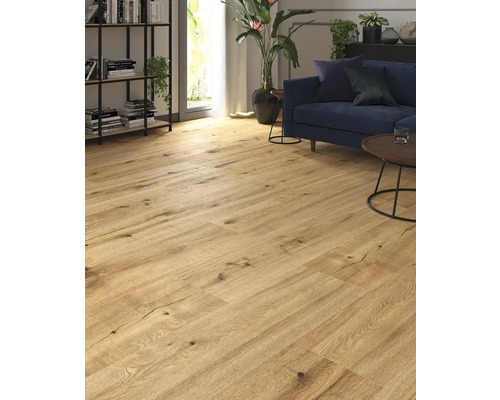 Vardagsrum med golv i träutseende, soffa, bord och hylla