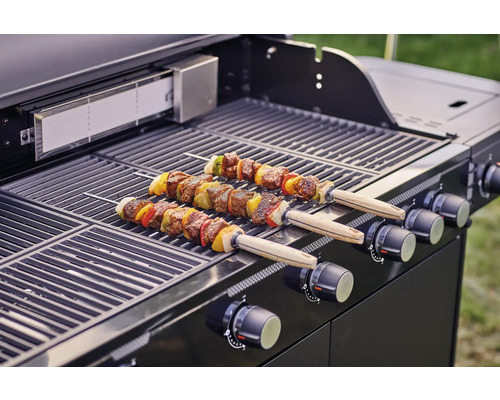 Grill med köttspett på grillgallret