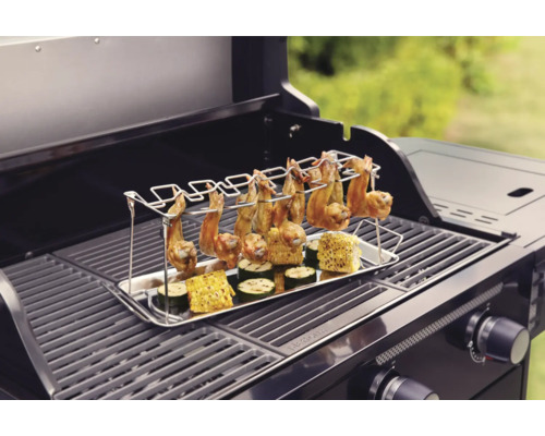 Grill med kycklingvingar och grönsaker i hållaren
