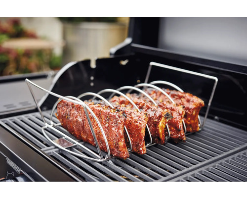 Revbensspjäll i revbenshållare på en grill