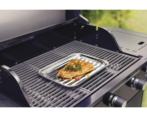 Grill med fiskfilé på en tallrik