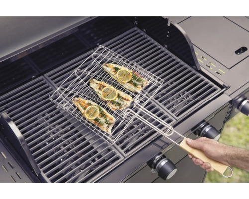 Fisk i en grillkorg på en gasolgrill