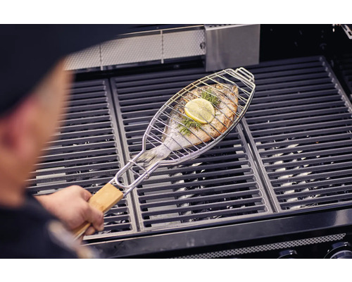 Fisk i grillkorg på grill
