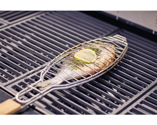 Grillad fisk med citron i grilltång på grillgaller