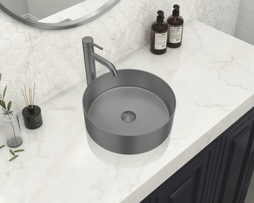 Badrum handfat med kran på en marmorbänkskiva