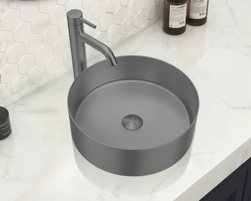 Tvättställsskål med blandare på tvättställsbänk