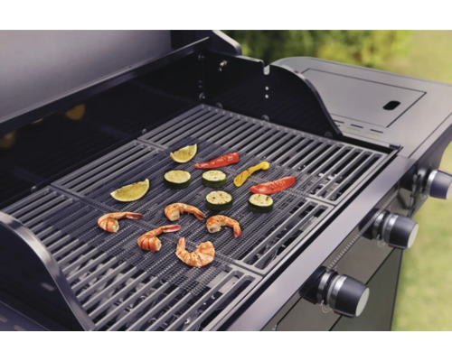 Grill med grillmatta, räkor, zucchini, paprika och limefrukter