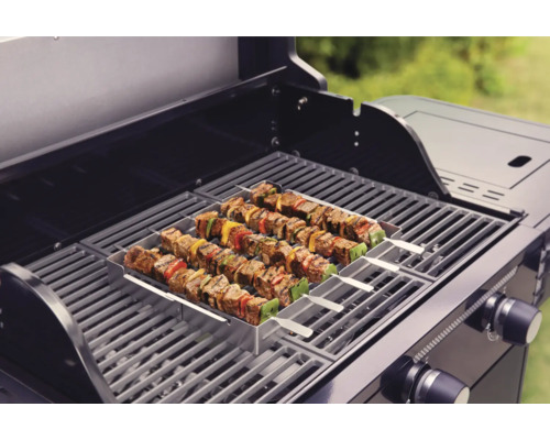 Grill med shashlikspett i grillställ
