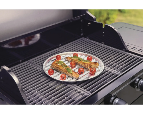 Grill med grillad mat på aluminiumfolie