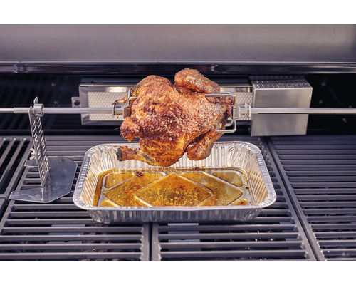 Grillad kyckling på spett på en grill.