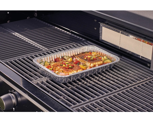 Grill med fisk och grönsaker i en aluminiumform på grillgallret