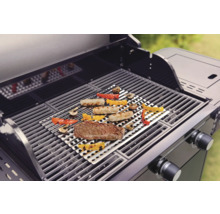 Grill med mat och grillmatta