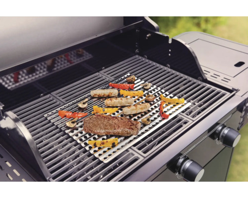 Grill med mat och grillmatta