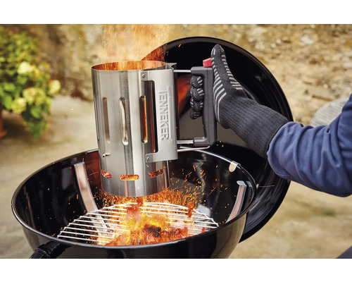 Grilltändare över en kolgrill i aktion