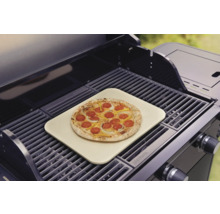 Pizza på pizzasten i grillen