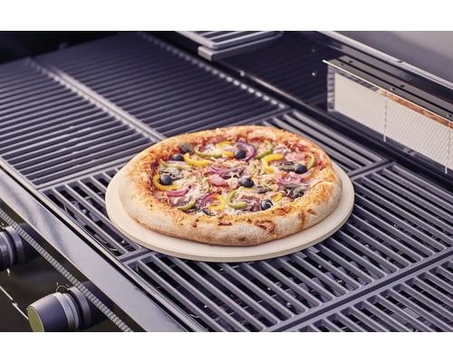 Pizza på pizzasten på en grill
