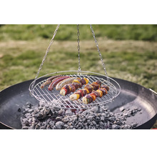 Roterande grill med korvar och köttspett över kol