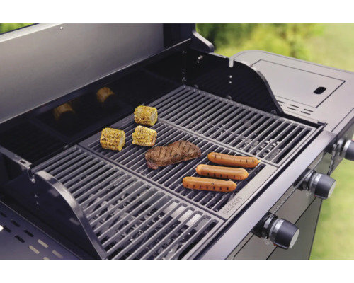 Gasolgrill med majs, biff och korv på grillgallret