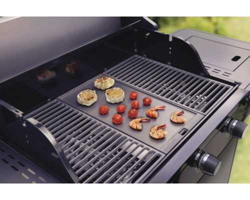 Grill med grillade ingredienser som vitlök, tomater och räkor.