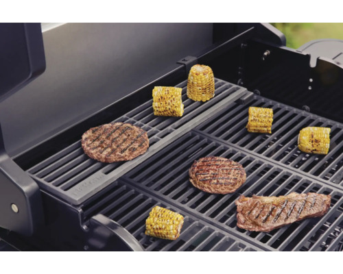 Grill med grillad mat som hamburgare, biff och majs