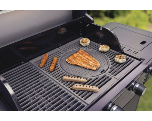 En grill med korv, fisk och vitlök för grillning