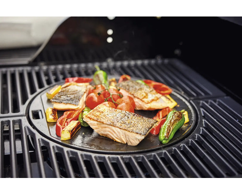 Lax och grönsaker tillagade på en grill