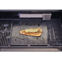 Lax på grillmatta med citronskivor och kryddor i grillen.