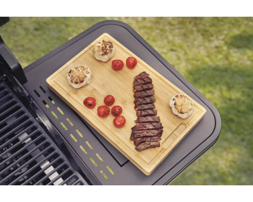 Grill med skärbräda, vitlök, tomater och skivad biff