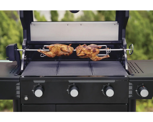 Grill med två kycklingar på ett roterande spett
