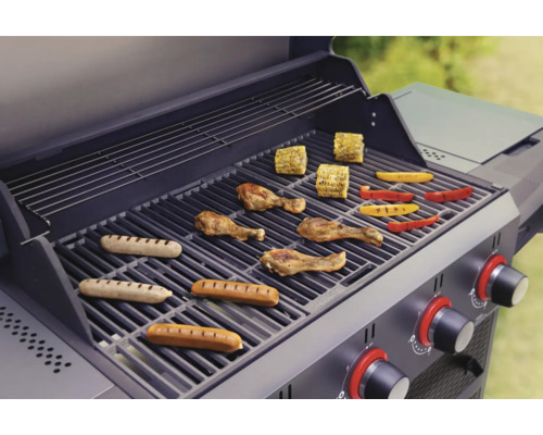 Grill med korvar, majs, paprika och kycklingklubbor