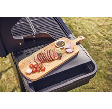 Grill med träskiva, grillat kött, tomater, vitlök, lök och kryddor