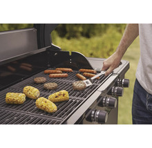 Gasolgrill med korvar, majskolvar och hamburgare på grillgallret