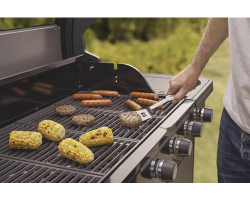Gasolgrill med korvar, majskolvar och hamburgare på grillgallret