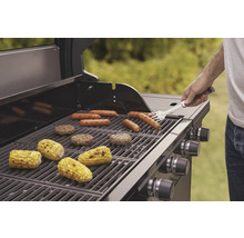 Grill med korvar, hamburgare och majskolvar på grillgallret