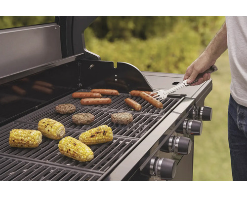 Grill med korvar, hamburgare och majskolvar på grillgallret