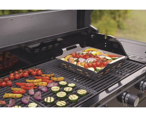 Grönsaker på en grill med grillpanna och galler