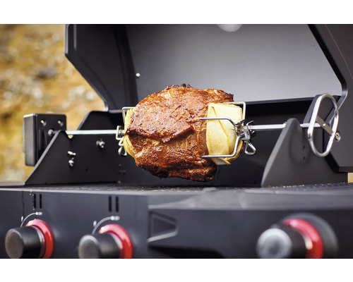 Stek på roterande spett i grillen