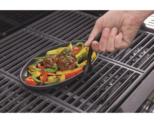 Grillgaller med tallrik med köttbullar och grönsaker och grilltång