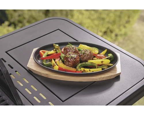 Köttbullar med paprika och zucchini på ett serveringsfat på en grill