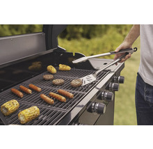 Grill med majskolvar, grillkorvar och hamburgare utomhus